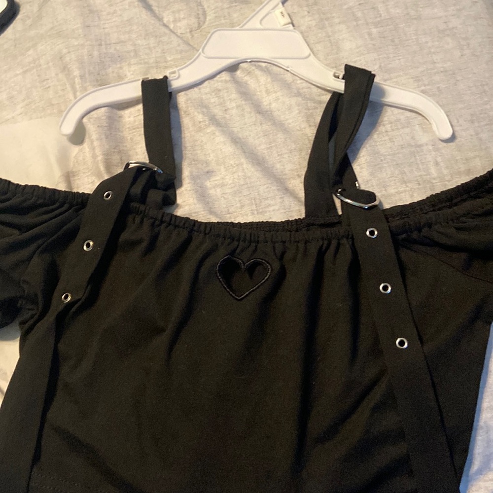 Cropped buckle heart top